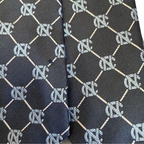 Eagles Wings Men's 100% Silk NC Tarheels Blue Patterned Tie - Picture 3 of 5